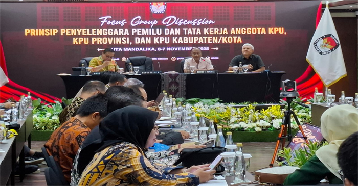 Suasana FGD tentang prinsip penyelenggaraan Pemilu dan tata kerja Anggota KPU, KPU Provinsi dan KPU Kabupaten/ Kota, di Kuta Mandalika, Kabupaten Lombok Tengah (Loteng), Provinsi NTB, Jumat (7/11/2025).