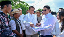 Gubernur NTB, Lalu Muhamad Iqbal saat meninjau pelaksanaan program Oplah di Desa Panujak, Kecamatan Praya Barat, Kabupaten Loteng, Rabu (12/11/2025).