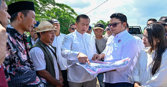 Gubernur NTB, Lalu Muhamad Iqbal saat meninjau pelaksanaan program Oplah di Desa Panujak, Kecamatan Praya Barat, Kabupaten Loteng, Rabu (12/11/2025).