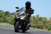 Terlihat salah seorang pengendara motor Honda.