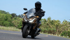 Terlihat salah seorang pengendara motor Honda.