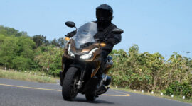 Terlihat salah seorang pengendara motor Honda.