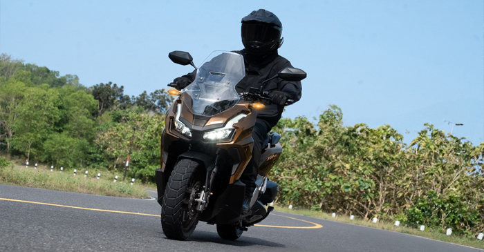 Terlihat salah seorang pengendara motor Honda.