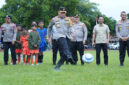 Wakapolda NTB, Brigjen Pol Hari Nugroho, S.I.K saat melakukan seremonial kick-off match sebagai tanda dimulainya Kapolda Cup I tahun 2025.