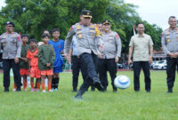 Wakapolda NTB, Brigjen Pol Hari Nugroho, S.I.K saat melakukan seremonial kick-off match sebagai tanda dimulainya Kapolda Cup I tahun 2025.