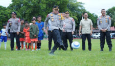 Wakapolda NTB, Brigjen Pol Hari Nugroho, S.I.K saat melakukan seremonial kick-off match sebagai tanda dimulainya Kapolda Cup I tahun 2025.