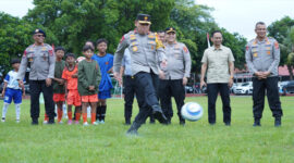 Wakapolda NTB, Brigjen Pol Hari Nugroho, S.I.K saat melakukan seremonial kick-off match sebagai tanda dimulainya Kapolda Cup I tahun 2025.