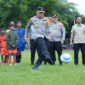 Wakapolda NTB, Brigjen Pol Hari Nugroho, S.I.K saat melakukan seremonial kick-off match sebagai tanda dimulainya Kapolda Cup I tahun 2025.