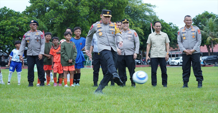 Wakapolda NTB, Brigjen Pol Hari Nugroho, S.I.K saat melakukan seremonial kick-off match sebagai tanda dimulainya Kapolda Cup I tahun 2025.