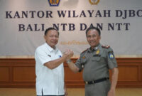 Kasat Pol PP NTB, Dr H Fathul Gani, M.Si (kanan) pose bersama dengan Kepala Kanwil DJBC Balinusra (kiri).