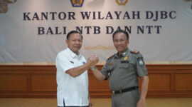 Kasat Pol PP NTB, Dr H Fathul Gani, M.Si (kanan) pose bersama dengan Kepala Kanwil DJBC Balinusra (kiri).