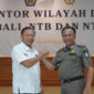 Kasat Pol PP NTB, Dr H Fathul Gani, M.Si (kanan) pose bersama dengan Kepala Kanwil DJBC Balinusra (kiri).