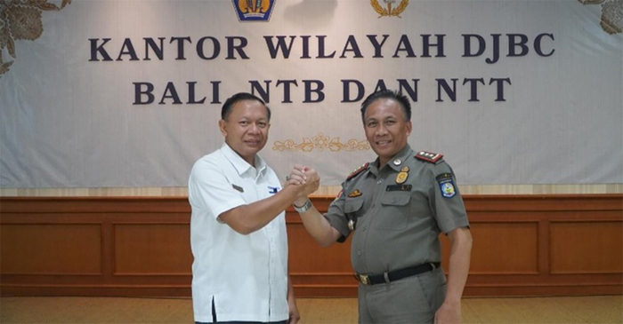 Kasat Pol PP NTB, Dr H Fathul Gani, M.Si (kanan) pose bersama dengan Kepala Kanwil DJBC Balinusra (kiri).