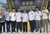 Kasat Pol PP, Dr H Fathul Gani, M.Si dan jajaran saat pose bersama dengan jajaran KI Provinsi NTB.