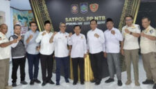 Kasat Pol PP, Dr H Fathul Gani, M.Si dan jajaran saat pose bersama dengan jajaran KI Provinsi NTB.