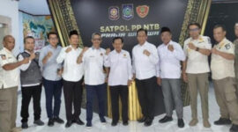 Kasat Pol PP, Dr H Fathul Gani, M.Si dan jajaran saat pose bersama dengan jajaran KI Provinsi NTB.