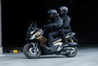 Terlihat pengendara yang berboncengan ini melengkapi perlengkapan saat berkendara di jalan raya.