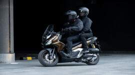 Terlihat pengendara yang berboncengan ini melengkapi perlengkapan saat berkendara di jalan raya.