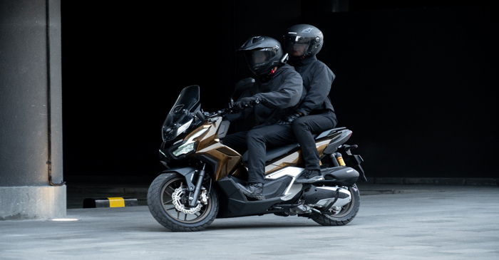 Terlihat pengendara yang berboncengan ini melengkapi perlengkapan saat berkendara di jalan raya.