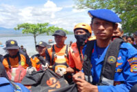 Tim SAR gabungan saat mengevakuasi korban banjir.
