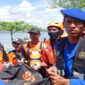 Tim SAR gabungan saat mengevakuasi korban banjir.