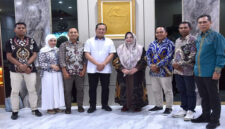 Gubernur NTB, Lalu Muhamad Iqbal (tengah) pose bersama Komisioner KPID NTB dan Kadis Kominfotik NTB, Yusron Hadi (kanan).