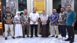Gubernur NTB, Lalu Muhamad Iqbal (tengah) pose bersama Komisioner KPID NTB dan Kadis Kominfotik NTB, Yusron Hadi (kanan).
