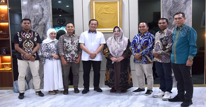 Gubernur NTB, Lalu Muhamad Iqbal (tengah) pose bersama Komisioner KPID NTB dan Kadis Kominfotik NTB, Yusron Hadi (kanan).