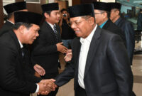 Bupati Lotim, H Haerul Warisin didampingi Wabup Lotim, HM Edwin Hadiwijaya memberikan selamat kepada para pejabat eselon II dan III yang baru saja dilantik.