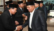 Bupati Lotim, H Haerul Warisin didampingi Wabup Lotim, HM Edwin Hadiwijaya memberikan selamat kepada para pejabat eselon II dan III yang baru saja dilantik.