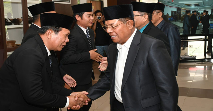 Bupati Lotim, H Haerul Warisin didampingi Wabup Lotim, HM Edwin Hadiwijaya memberikan selamat kepada para pejabat eselon II dan III yang baru saja dilantik.