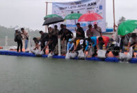 Suasana kegiatan lepas 1 juta benih ikan di Bendungan Meninting.