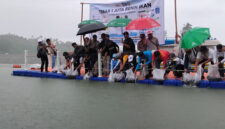 Suasana kegiatan lepas 1 juta benih ikan di Bendungan Meninting.