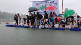 Suasana kegiatan lepas 1 juta benih ikan di Bendungan Meninting.