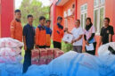 Penyerahan bantuan logistik untuk warga terdampak banjir bandang di Kabupaten Bima.