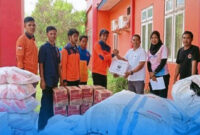Penyerahan bantuan logistik untuk warga terdampak banjir bandang di Kabupaten Bima.