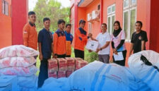 Penyerahan bantuan logistik untuk warga terdampak banjir bandang di Kabupaten Bima.