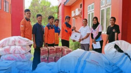 Penyerahan bantuan logistik untuk warga terdampak banjir bandang di Kabupaten Bima.
