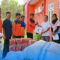 Penyerahan bantuan logistik untuk warga terdampak banjir bandang di Kabupaten Bima.