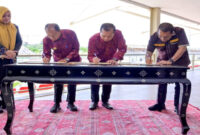 Gubernur NTB, Lalu Muhamad Iqbal bersama Gubernur Bali, I Wayan Koster, dan Gubernur NTT, Emanuel Melkiades Laka Lena, menandatangani MoU pembentukan KR–BNN, di Sirkuit Mandalika, Selasa (25/11/2025).