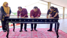 Gubernur NTB, Lalu Muhamad Iqbal bersama Gubernur Bali, I Wayan Koster, dan Gubernur NTT, Emanuel Melkiades Laka Lena, menandatangani MoU pembentukan KR–BNN, di Sirkuit Mandalika, Selasa (25/11/2025).