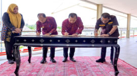 Gubernur NTB, Lalu Muhamad Iqbal bersama Gubernur Bali, I Wayan Koster, dan Gubernur NTT, Emanuel Melkiades Laka Lena, menandatangani MoU pembentukan KR–BNN, di Sirkuit Mandalika, Selasa (25/11/2025).