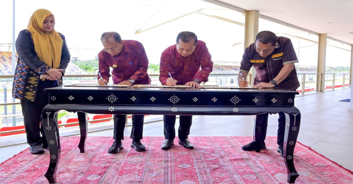 Gubernur NTB, Lalu Muhamad Iqbal bersama Gubernur Bali, I Wayan Koster, dan Gubernur NTT, Emanuel Melkiades Laka Lena, menandatangani MoU pembentukan KR–BNN, di Sirkuit Mandalika, Selasa (25/11/2025).
