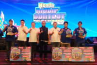 Para jawaran modifikator Honda Modif Contest (HMC) 2025 saat pose bersama dengan manajemen AHM.