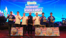 Para jawaran modifikator Honda Modif Contest (HMC) 2025 saat pose bersama dengan manajemen AHM.