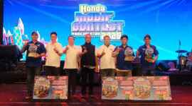 Para jawaran modifikator Honda Modif Contest (HMC) 2025 saat pose bersama dengan manajemen AHM.