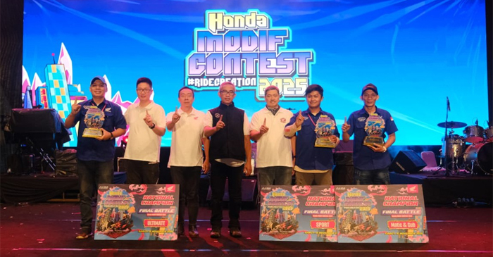 Para jawaran modifikator Honda Modif Contest (HMC) 2025 saat pose bersama dengan manajemen AHM.