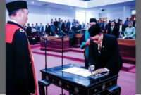 Suasana pengucapan sumpah dan janji pimpinan DPRD Loteng sisa masa jabatan 2024–2029, di ruang rapat utama Kantor DPRD Loteng, Senin (17/11/2025).