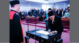 Suasana pengucapan sumpah dan janji pimpinan DPRD Loteng sisa masa jabatan 2024–2029, di ruang rapat utama Kantor DPRD Loteng, Senin (17/11/2025).