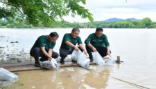 Bank NTB Syariah saat menggelar kegiatan penebaran bibit ikan di kawasan Bendungan Penyaring, Kabupaten Sumbawa.